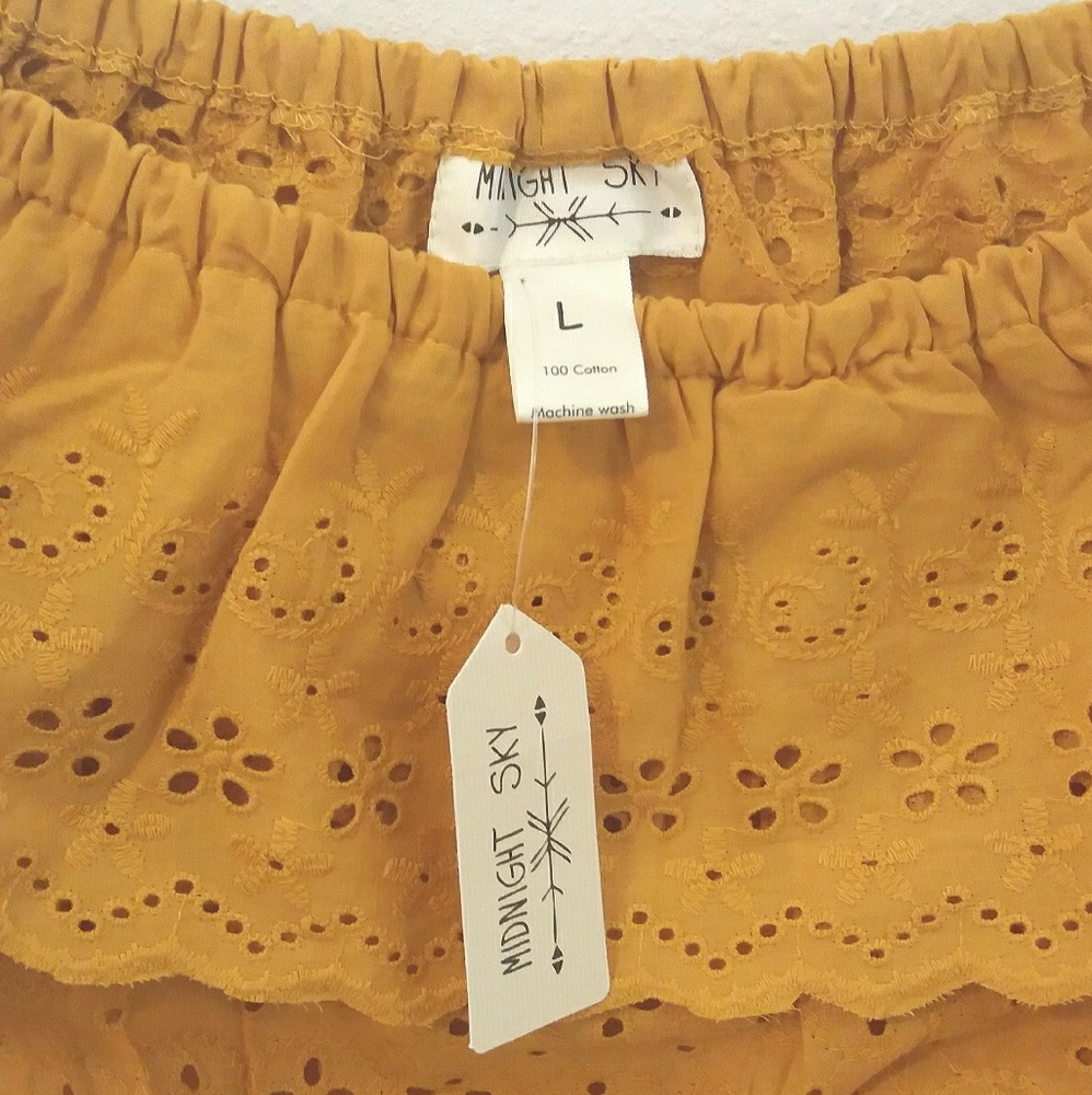Eyelet Crop Top - Picture 4 of 5